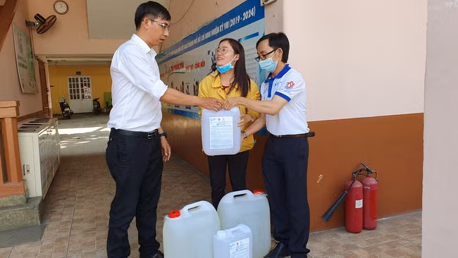 Đại diện Trung tâm Phát triển KH&CN trẻ trao tặng dung dịch Anolyte cho các trường học.