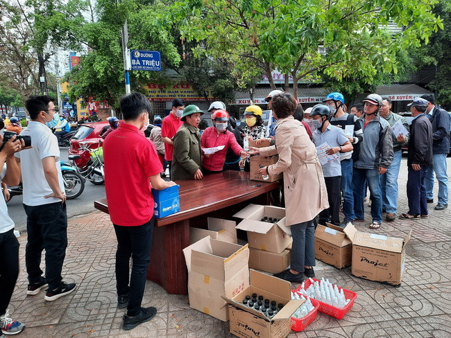 Trường ĐH Buôn Ma Thuột tặng chai khử trùng cho người dân (Ảnh Lê Nguyên)