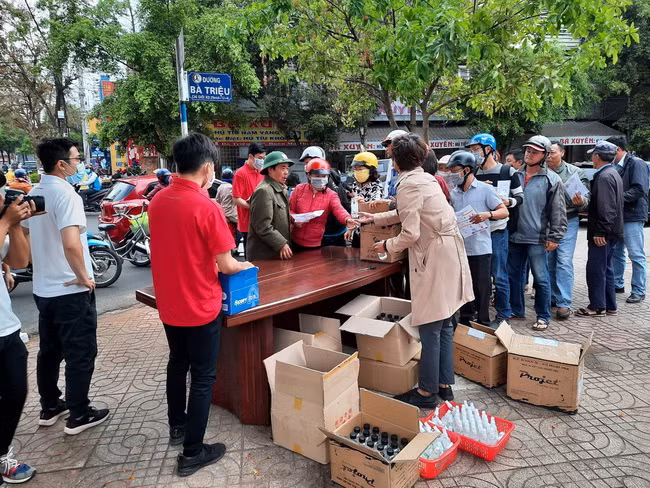 Trường ĐH Buôn Ma Thuột tặng chai khử trùng cho người dân (Ảnh Lê Nguyên)