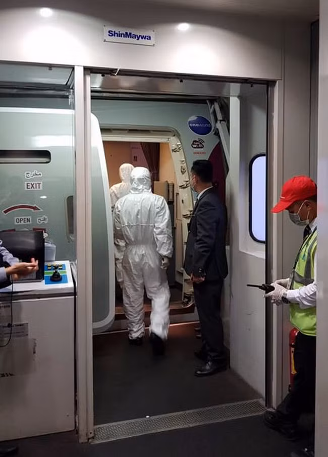 Đội kiểm dịch tiến hành kiểm tra sức khỏe hành khách đến từ tàu Westerdam trên máy bay. Đội kiểm dịch tiến hành kiểm tra sức khỏe hành khách đến từ tàu Westerdam trên máy bay.