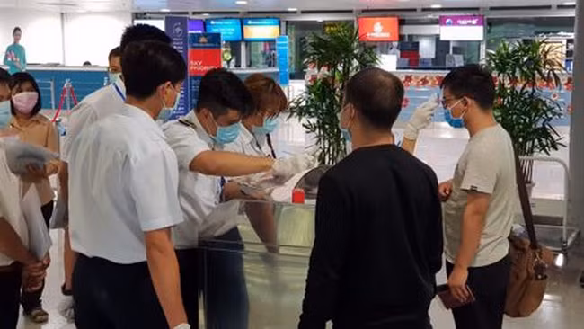 Hai hành khách đến từ tàu Westerdam quá cảnh tại Tân Sơn Nhất