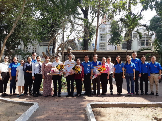 Các đại biểu chụp hình lưu niệm cùng với các BS trẻ Các đại biểu chụp hình lưu niệm cùng với các BS trẻ