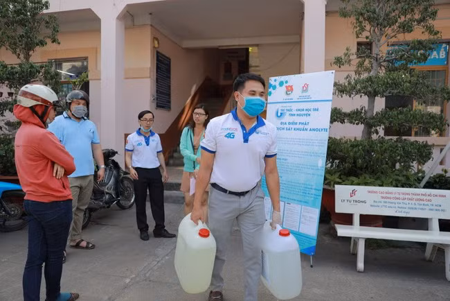 Tặng 17.425 lít dung dịch sát khuẩn cho trường học