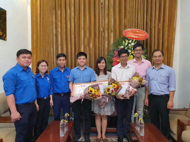 Các bác sĩ trẻ Viện Pasteur TP.HCM chụp hình lưu niệm cùng đồng nghiệp Các bác sĩ trẻ Viện Pasteur TP.HCM chụp hình lưu niệm cùng đồng nghiệp