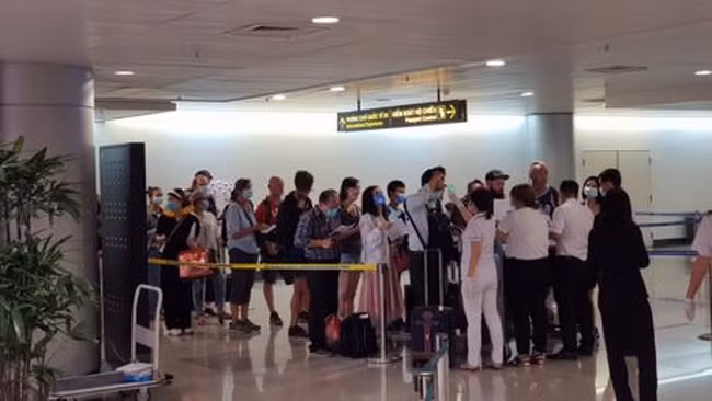 Các hành khách được đo thân nhiệt trước khi nhập cảnh.