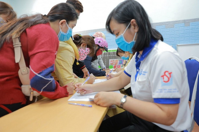 Hiện đã có 564 đơn vị trường học đến đăng ký nhận dung dịch sát khuẩn miễn phí. Hiện đã có 564 đơn vị trường học đến đăng ký nhận dung dịch sát khuẩn miễn phí.