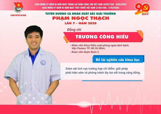 BS trẻ Trương Công Hiếu vinh dự nhận giải thưởng.