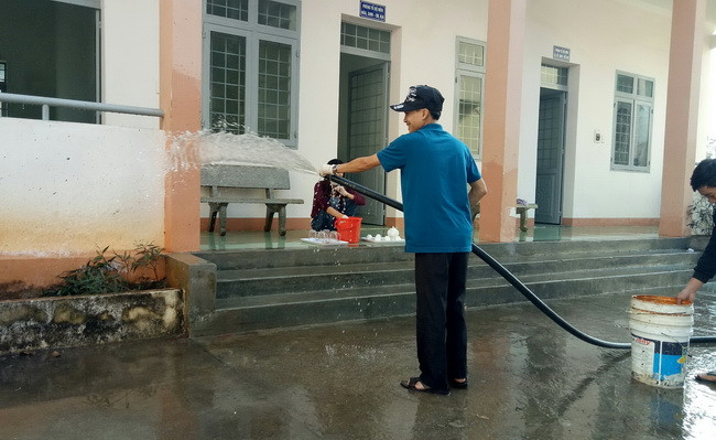 GV trường THPT Phan Đình Phùng huyện Krông Pắc lau rửa phòng học (Ảnh . L.N.C)