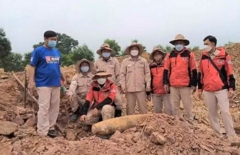 Quả bom nói trên thuộc loại MK82, được người dân phát hiện trong lúc dùng gàu máy xúc đất ở độ sâu 50cm.