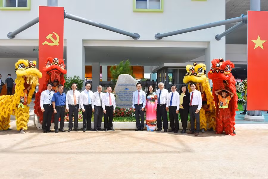 Các đại biểu chụp hình lưu niệm tại sự kiện