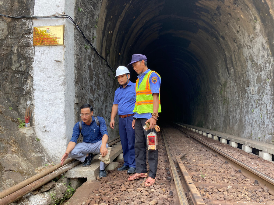 “Trước mắt Công ty thường xuyên kiểm tra toàn tuyến đường sắt mà đơn vị quản lý để có phương hướng sửa chữa nhanh chóng. Đồng thời kiến nghị các cấp thẩm quyền cho thay thế một số cây cầu thép trên tuyến đã cũ để đảm bảo an toàn cho tàu qua lại”, ông Dũng nói. “Trước mắt Công ty thường xuyên kiểm tra toàn tuyến đường sắt mà đơn vị quản lý để có phương hướng sửa chữa nhanh chóng. Đồng thời kiến nghị các cấp thẩm quyền cho thay thế một số cây cầu thép trên tuyến đã cũ để đảm bảo an toàn cho tàu qua lại”, ông Dũng nói.