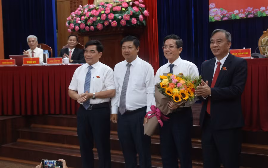 Ông Lương Nguyễn Minh Triết (thứ 2, từ trái qua) - Bí thư Tỉnh uỷ Quảng Nam tặng hoa chúc mừng ông Trần Nam Hưng (thứ 2, từ phải qua).