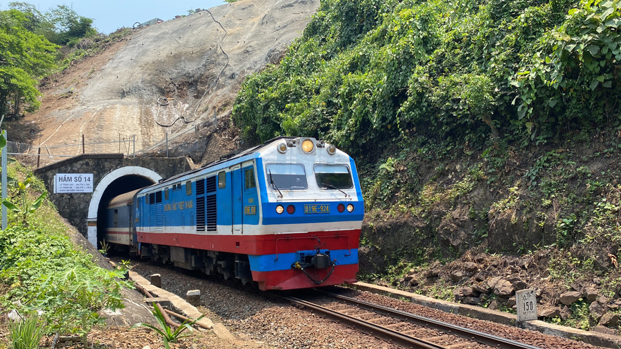 Trên đoạn tuyến có 6 hầm, từ hầm số 9 đến hầm số 14 với tổng chiều dài 2.337m được xây dựng từ những năm 1926 - 1931. Trên đoạn tuyến có 6 hầm, từ hầm số 9 đến hầm số 14 với tổng chiều dài 2.337m được xây dựng từ những năm 1926 - 1931.