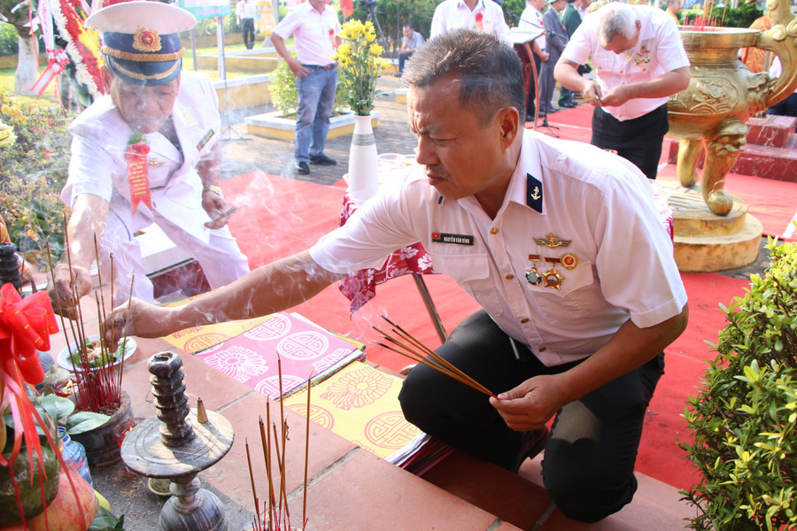 Thân nhân các liệt sĩ thắp đèn, dâng hương trước bia vàng khắc tên những người đã ngã xuống trong cuộc chiến bảo vệ chủ quyền biển đảo Tổ quốc. Thân nhân các liệt sĩ thắp đèn, dâng hương trước bia vàng khắc tên những người đã ngã xuống trong cuộc chiến bảo vệ chủ quyền biển đảo Tổ quốc.