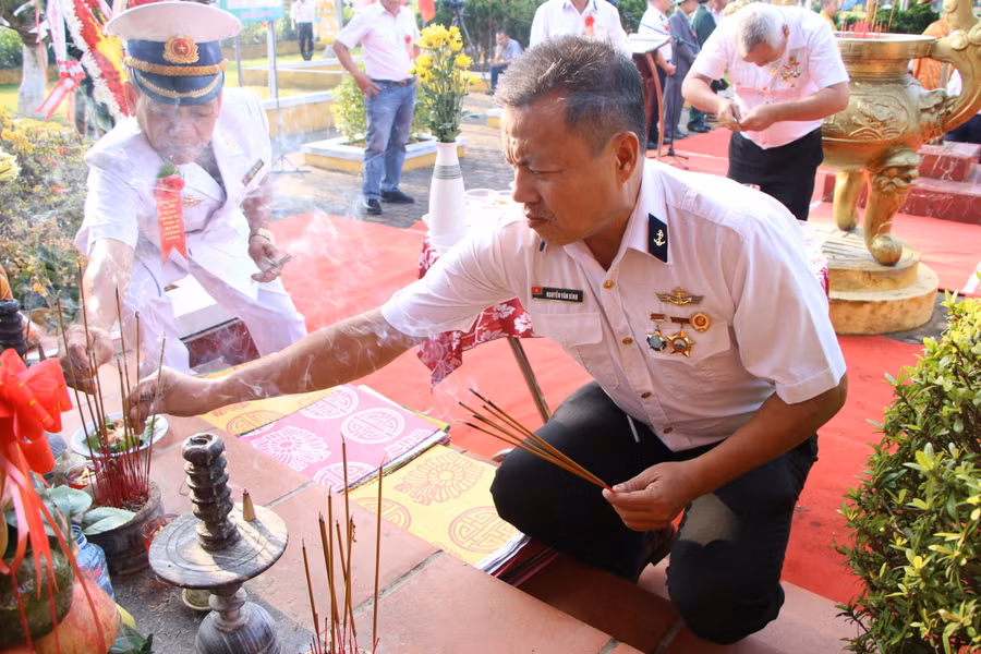 Thân nhân các liệt sĩ thắp đèn, dâng hương trước bia vàng khắc tên những người đã ngã xuống trong cuộc chiến bảo vệ chủ quyền biển đảo Tổ quốc.