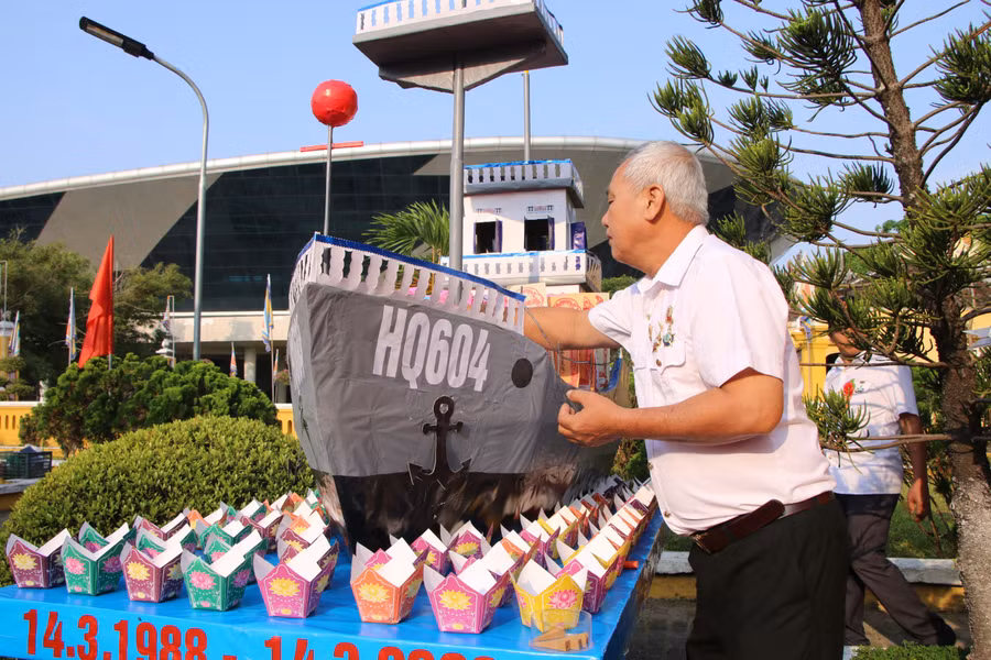 Trong ngày tưởng niệm 35 năm sự kiện Gạc Ma - Trường Sa, mô hình tàu HQ 604 được các cựu chiến binh Ban liên lạc Bộ đội Trường Sa TP Đà Nẵng mô phỏng đặt bên cạnh bia tưởng niệm, nhắc cho mọi người nhớ về hình ảnh con tàu chở 64 liệt sĩ chìm xuống đáy biển khi Trung Quốc dùng vũ lực chiếm đóng trái phép bãi đá Gạc Ma vào sáng 14/3/1988.