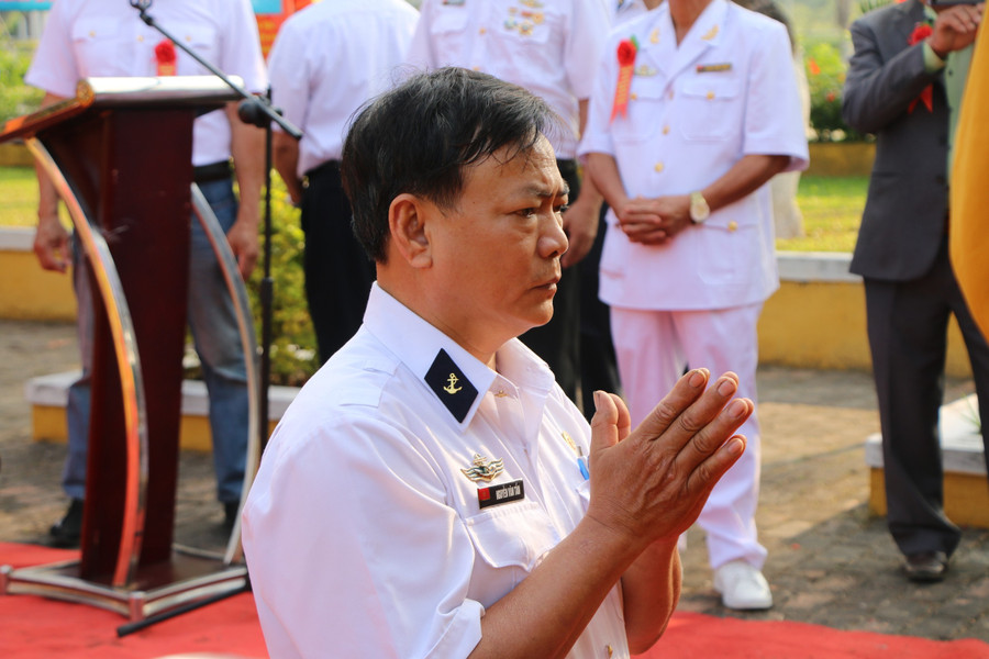 Lễ dâng hương tưởng niệm và tri ân 64 liệt sĩ được tổ chức trang nghiêm tại khu tưởng niệm các anh hùng liệt sĩ phường Hòa Cường Bắc (quận Hải Châu, TP Đà Nẵng). Trong ảnh, Trưởng Ban liên lạc Bộ đội Trường Sa TP Đà Nẵng Nguyễn Văn Tấn thắp hương tưởng nhớ đồng đội. Lễ dâng hương tưởng niệm và tri ân 64 liệt sĩ được tổ chức trang nghiêm tại khu tưởng niệm các anh hùng liệt sĩ phường Hòa Cường Bắc (quận Hải Châu, TP Đà Nẵng). Trong ảnh, Trưởng Ban liên lạc Bộ đội Trường Sa TP Đà Nẵng Nguyễn Văn Tấn thắp hương tưởng nhớ đồng đội.