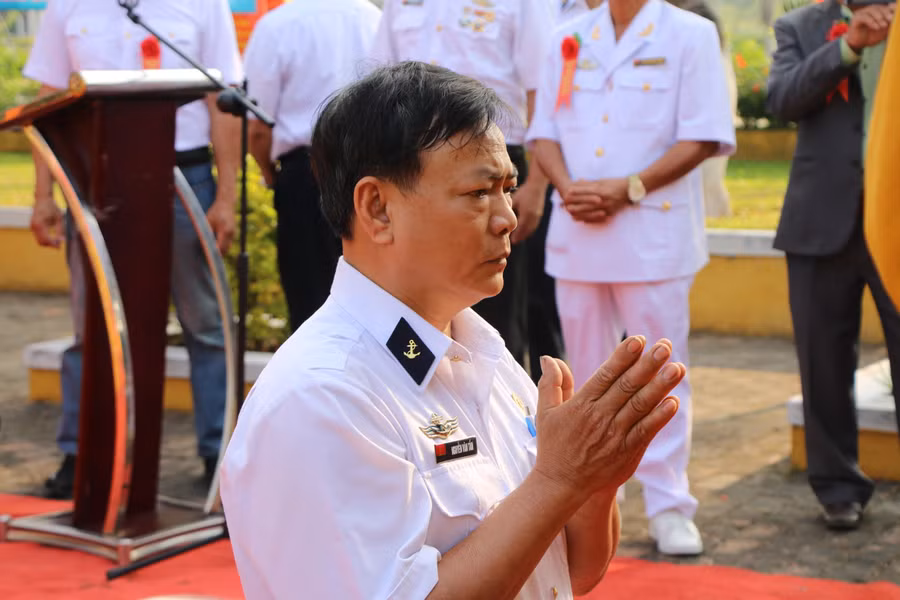 Lễ dâng hương tưởng niệm và tri ân 64 liệt sĩ được tổ chức trang nghiêm tại khu tưởng niệm các anh hùng liệt sĩ phường Hòa Cường Bắc (quận Hải Châu, TP Đà Nẵng). Trong ảnh, Trưởng Ban liên lạc Bộ đội Trường Sa TP Đà Nẵng Nguyễn Văn Tấn thắp hương tưởng nhớ đồng đội.