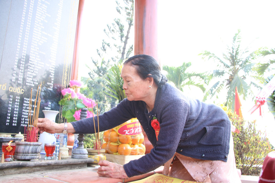 Bà Trần Thị Huệ (mẹ của liệt sĩ Lê Thế) đang thắp hương tưởng nhớ các liệt sĩ. Bà Trần Thị Huệ (mẹ của liệt sĩ Lê Thế) đang thắp hương tưởng nhớ các liệt sĩ.