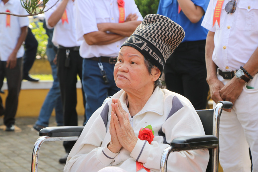 Mẹ Lê Thị Lan (mẹ của liệt sĩ Nguyễn Hữu Lộc hy sinh ở Gạc Ma) nói: "Hôm nay tròn 35 năm ngày con tôi đi bảo vệ biển đảo, bảo vệ Tổ quốc. Tôi thương nhớ con nhưng nếu được quay trở lại tôi vẫn ủng hộ việc làm của con bởi chủ quyền lãnh thổ là bất khả xâm phạm". Mẹ Lê Thị Lan (mẹ của liệt sĩ Nguyễn Hữu Lộc hy sinh ở Gạc Ma) nói: "Hôm nay tròn 35 năm ngày con tôi đi bảo vệ biển đảo, bảo vệ Tổ quốc. Tôi thương nhớ con nhưng nếu được quay trở lại tôi vẫn ủng hộ việc làm của con bởi chủ quyền lãnh thổ là bất khả xâm phạm".