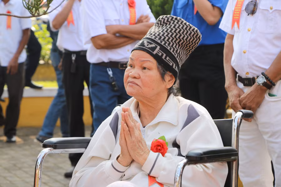 Mẹ Lê Thị Lan (mẹ của liệt sĩ Nguyễn Hữu Lộc hy sinh ở Gạc Ma) nói: "Hôm nay tròn 35 năm ngày con tôi đi bảo vệ biển đảo, bảo vệ Tổ quốc. Tôi thương nhớ con nhưng nếu được quay trở lại tôi vẫn ủng hộ việc làm của con bởi chủ quyền lãnh thổ là bất khả xâm phạm".