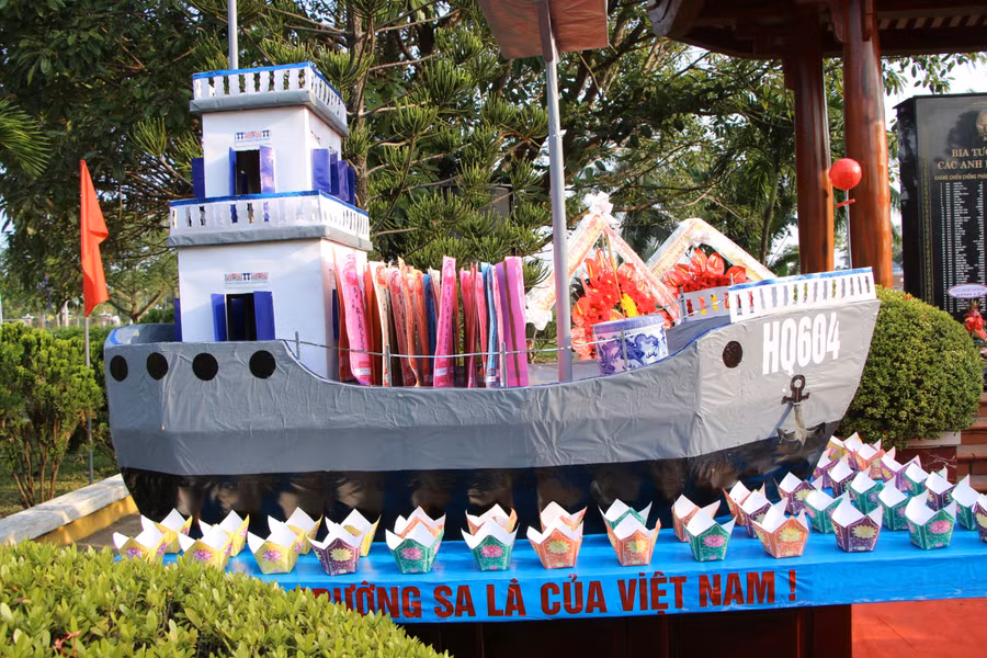 Mô hình tàu HQ 604 được Ban liên lạc Bộ đội Trường Sa TP Đà Nẵng dựng lên để tưởng niệm 64 chiến sĩ đã hy sinh bảo vệ đảo Gạc Ma.