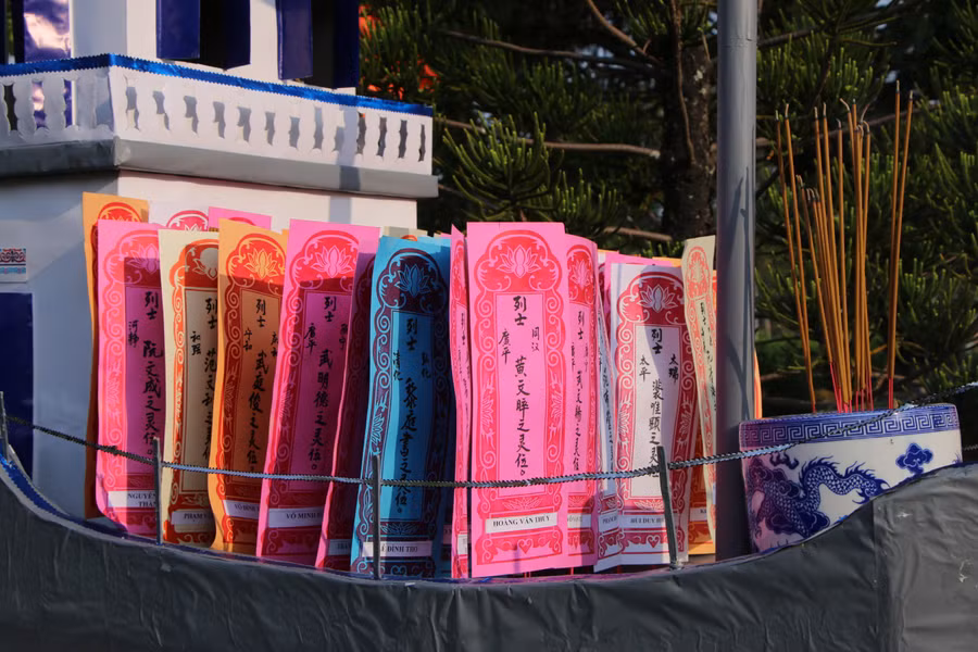 Mô hình tàu HQ-604 chở bài vị của 64 liệt sĩ hy sinh tại đảo Gạc Ma.