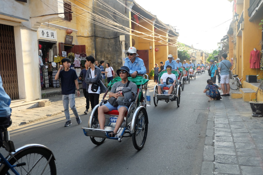 Du khách tham quan phố cổ Hội An bằng xích lô. Ảnh: Hoàng Vinh.