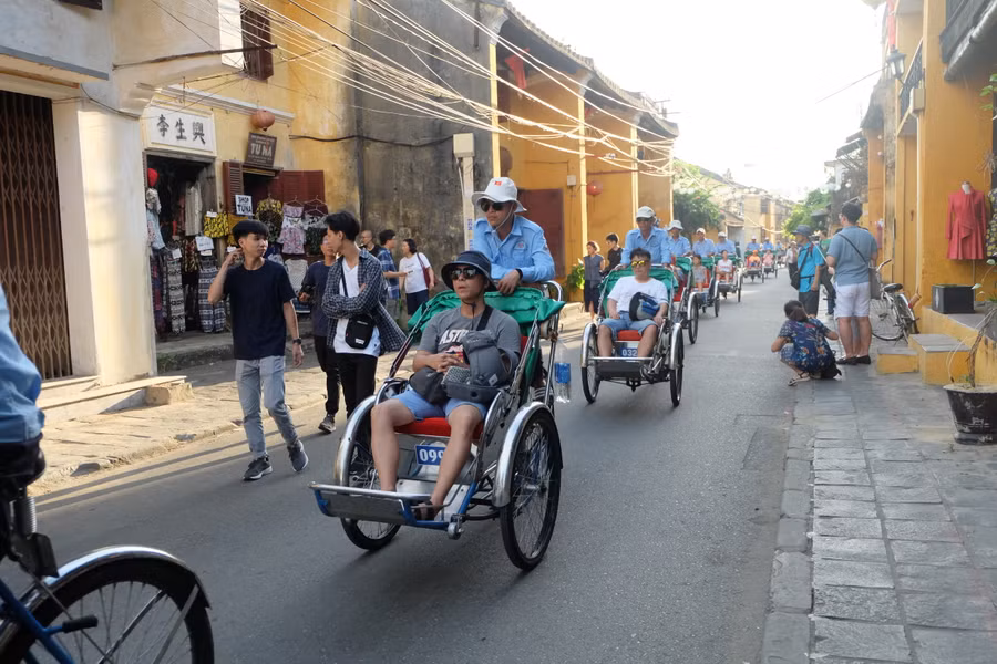 Du khách tham quan phố cổ Hội An bằng xích lô. Ảnh: Hoàng Vinh.