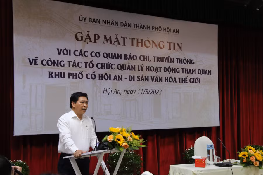 Ông Nguyễn Văn Sơn - Chủ tịch UBND TP. Hội An (Quảng Nam) thông tin về việc tổ chức bán vé cho du khách khi tham quan phố cổ. Ảnh: Hoàng Vinh.