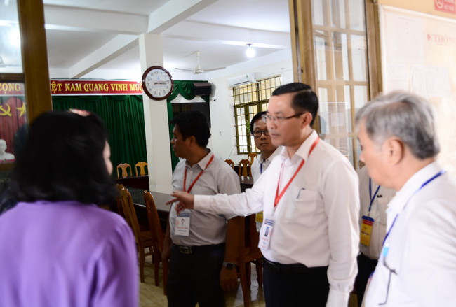 Thứ Trưởng Nguyễn Văn Phúc cùng đoàn đi kiểm tra tại phòng chấm thi, lưu trữ bài thi tại Tây Ninh.