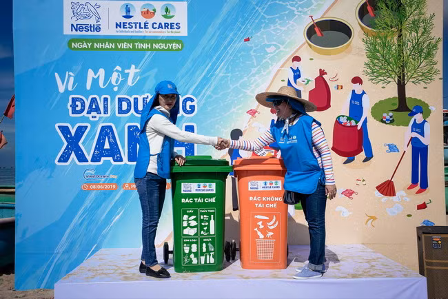 Bà Trương Bích Đào, Giám đốc Nhân sự Nestlé Việt Nam (bên phải) trao thùng phân loại rác cho đại diện lãnh đạo UBND thị trấn Phước Hải (H. Đất Đỏ, Bà Rịa – Vũng Tàu)