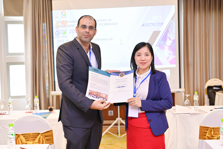 TS. Phan Thị Thu Hồng đến từ FPT Education với bài nghiên cứu ấn tượng. Ảnh: Phan Hiền. TS. Phan Thị Thu Hồng đến từ FPT Education với bài nghiên cứu ấn tượng. Ảnh: Phan Hiền.