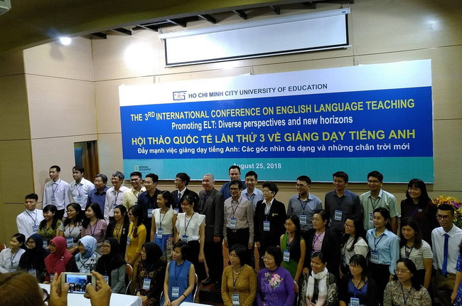 Các đại biểu và khách mời chụp hình lưu niệm với ban tổ chức. Các đại biểu và khách mời chụp hình lưu niệm với ban tổ chức.