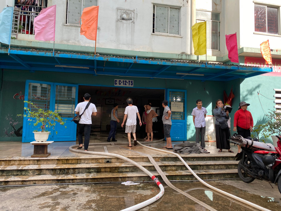 Sau khi đám cháy được dập tắt, các cư dân đã quay trở lại chung cư. (Ảnh: Hoàng Vinh) Sau khi đám cháy được dập tắt, các cư dân đã quay trở lại chung cư. (Ảnh: Hoàng Vinh)