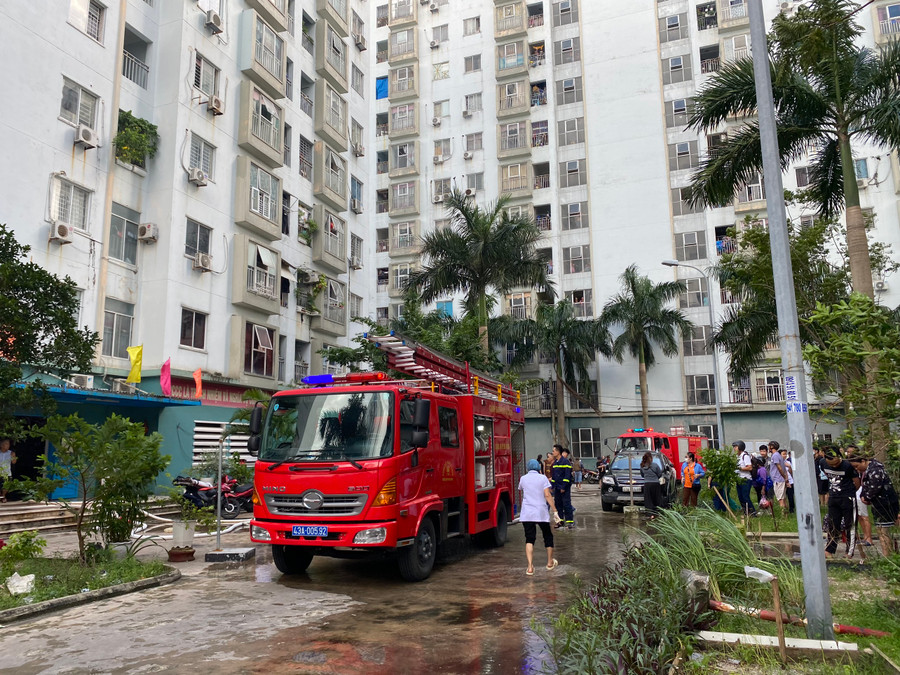 Lực lượng cứu hỏa đến hiện trường dập tắt đám cháy. Lực lượng cứu hỏa đến hiện trường dập tắt đám cháy.