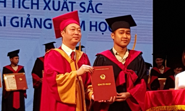 Hiệu trưởng Đồng Văn Ngọc trao bằng tốt nghiệp cho sinh viên giỏi Hiệu trưởng Đồng Văn Ngọc trao bằng tốt nghiệp cho sinh viên giỏi