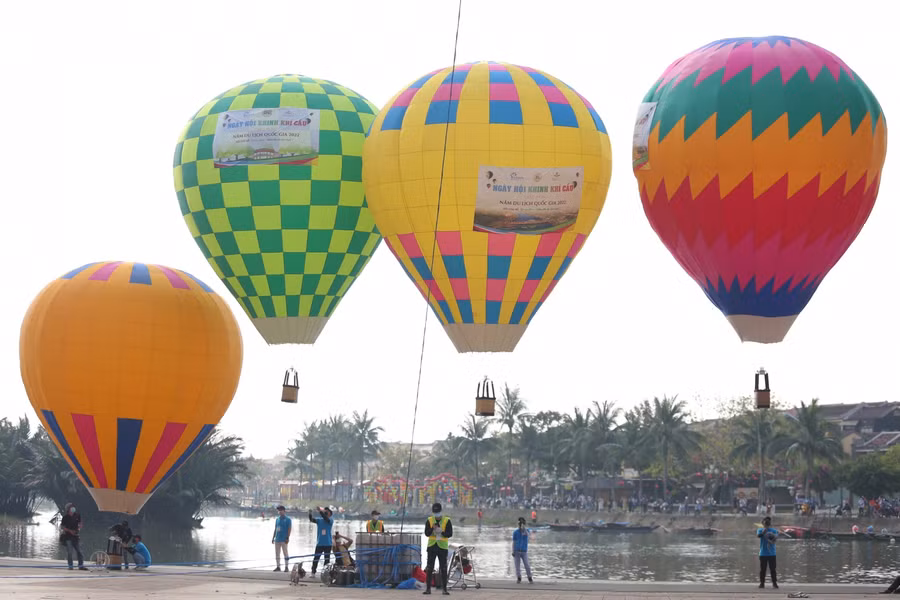 Những chiếc khinh khí cầu đầy màu sắc rực rỡ bay trên dòng sông Hoài thơ mộng, hứa hẹn sẽ mang đến những ngày hội sôi động, tuyệt vời cho du khách khi đến tham quan Hội An.