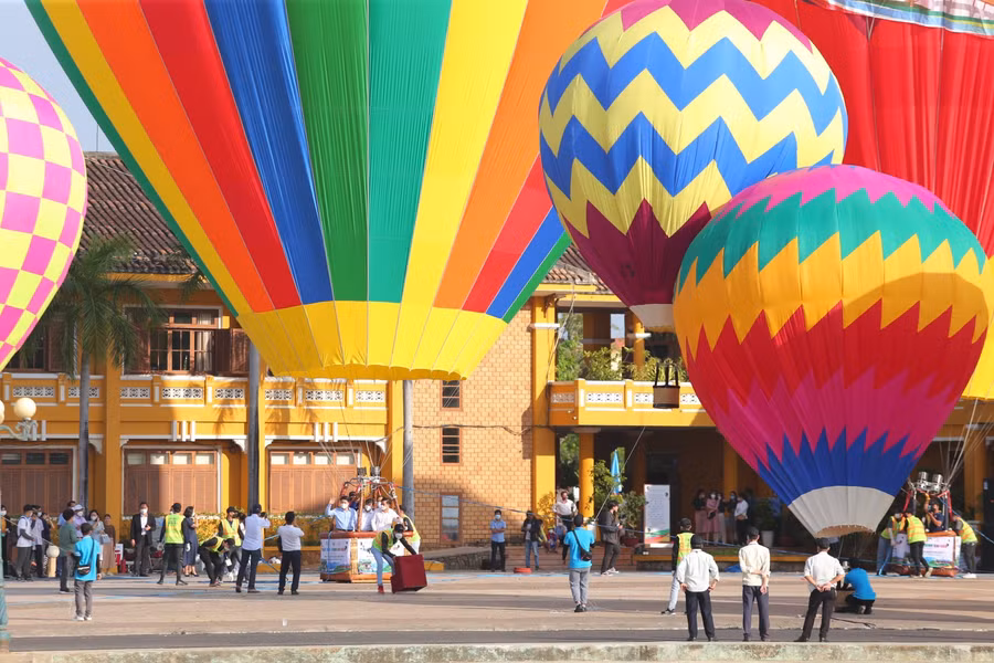 Đặc biệt, lúc 19h-20h ngày 25/3 sẽ diễn ra chương trình Đêm hoa đăng với việc thổi lửa vào các lồng khí cầu, lúc này các khinh khí cầu tỏa sáng giống như những chiếc đèn lồng khổng lồ lung linh theo điệu nhạc.