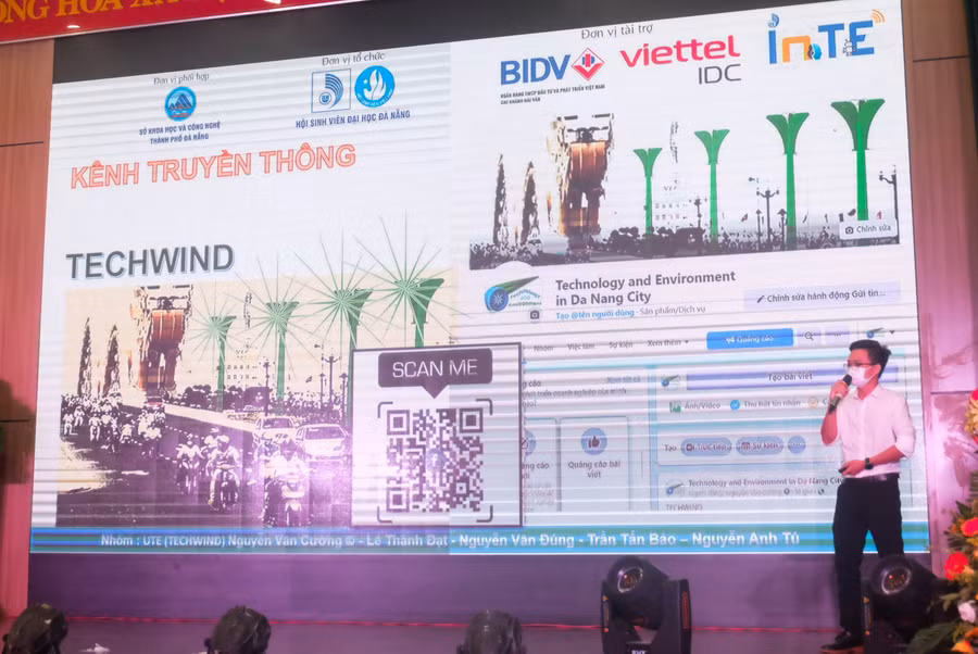 Các sinh viên trình bày về đề tài của mình tại cuộc thi. 