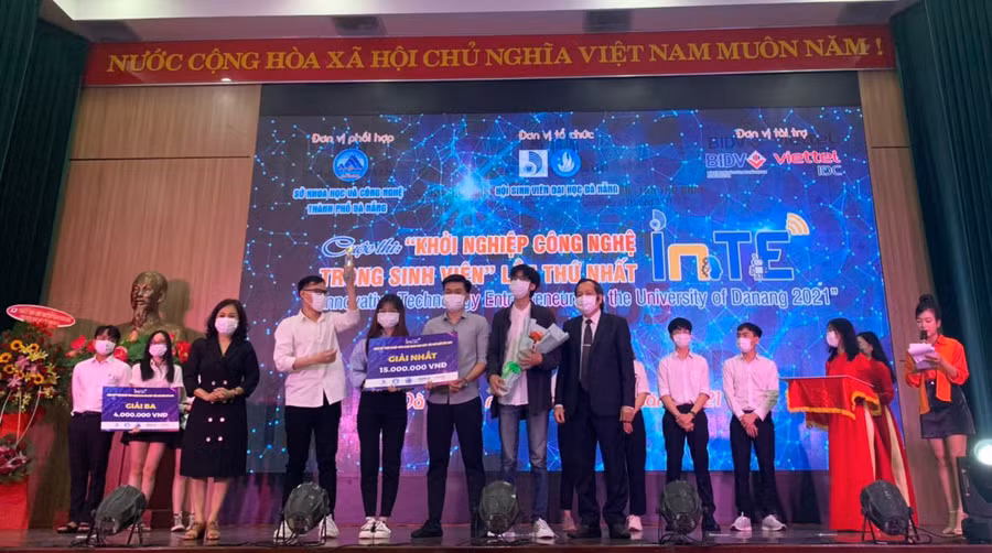 Các sinh viên Đại học Bách Khoa – Đại học Đà Nẵng, với đề tài “Áo khoác công nghệ SCOAT” đã đạt giải Nhất của cuộc thi.