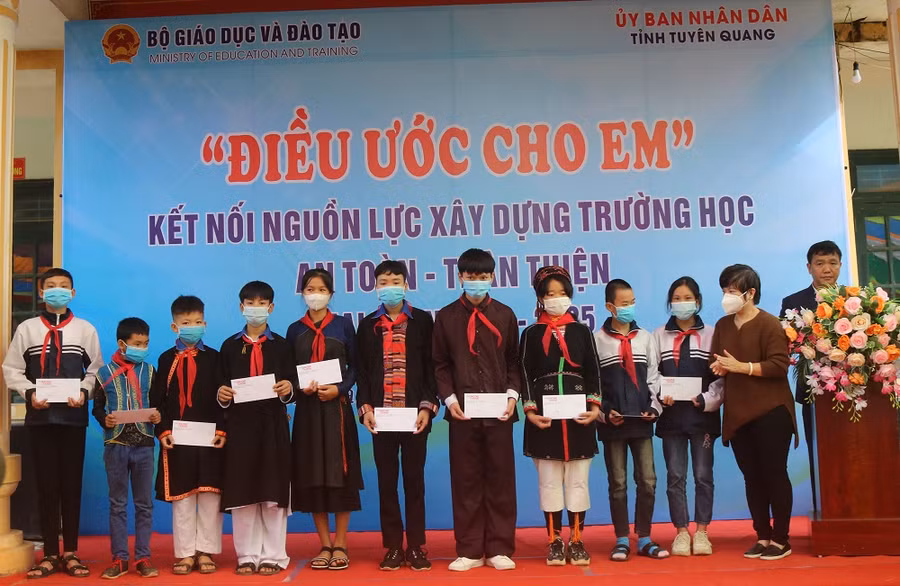 Nhà báo Dương Thanh Hương, Phó Tổng biên tập Báo Giáo dục và Thời đại (thứ hai từ phải sang) trao học bổng cho các em học sinh khó khăn trên địa bàn huyện Hàm Yên, Tuyên Quang