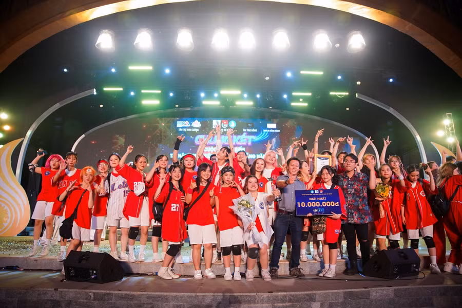 Nhóm MYST (Đại học Ngoại ngữ) đoạt giải nhất tại cuộc thi.