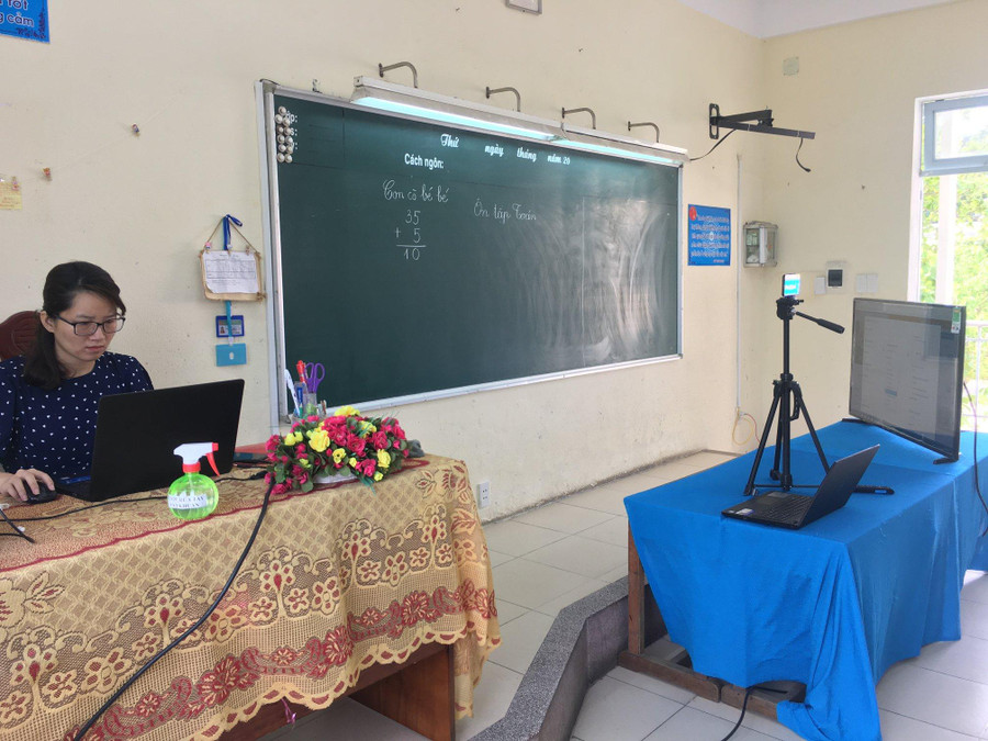 Giáo viên đang dạy online cho học sinh trong lúc dịch Covid-19. Ảnh: Thái Phong.