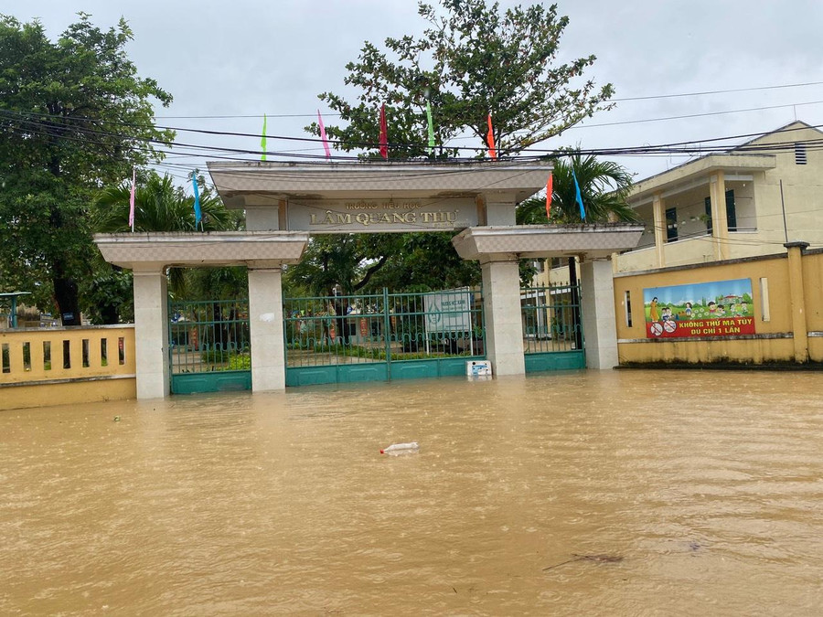 Nhiều trường học trên địa bàn huyện Hòa Vang đã cho học sinh nghỉ học để đảm bảo an toàn. Nhiều trường học trên địa bàn huyện Hòa Vang đã cho học sinh nghỉ học để đảm bảo an toàn.