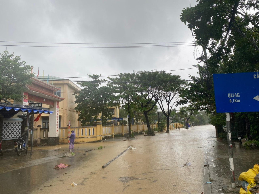 Mưa lớn khiến mực nước sông Túy Loan dâng cao gây ngập đường. Mưa lớn khiến mực nước sông Túy Loan dâng cao gây ngập đường.