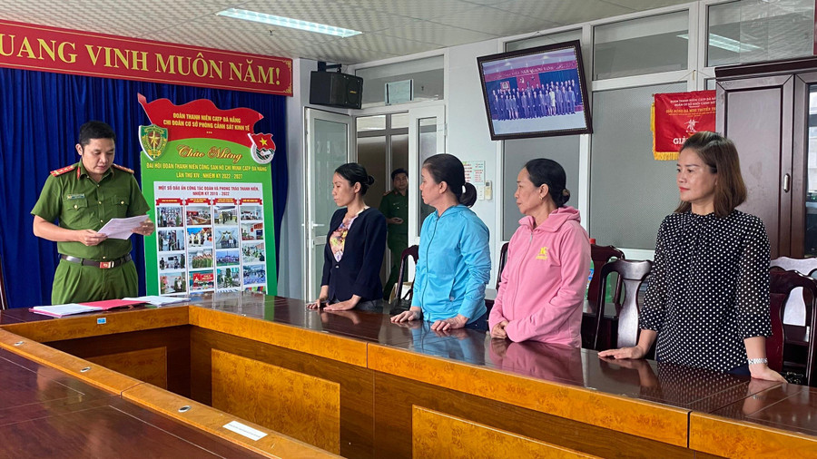 Cơ quan điều tra đọc lệnh Khởi tố bị can, cấm đi khỏi nơi cư trú đối với các bị can Tâm, Vân, Hoa, Hoàng. Ảnh: Công an cung cấp