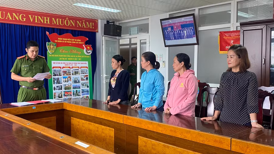 Cơ quan điều tra đọc lệnh Khởi tố bị can, cấm đi khỏi nơi cư trú đối với các bị can Tâm, Vân, Hoa, Hoàng. Ảnh: Công an cung cấp