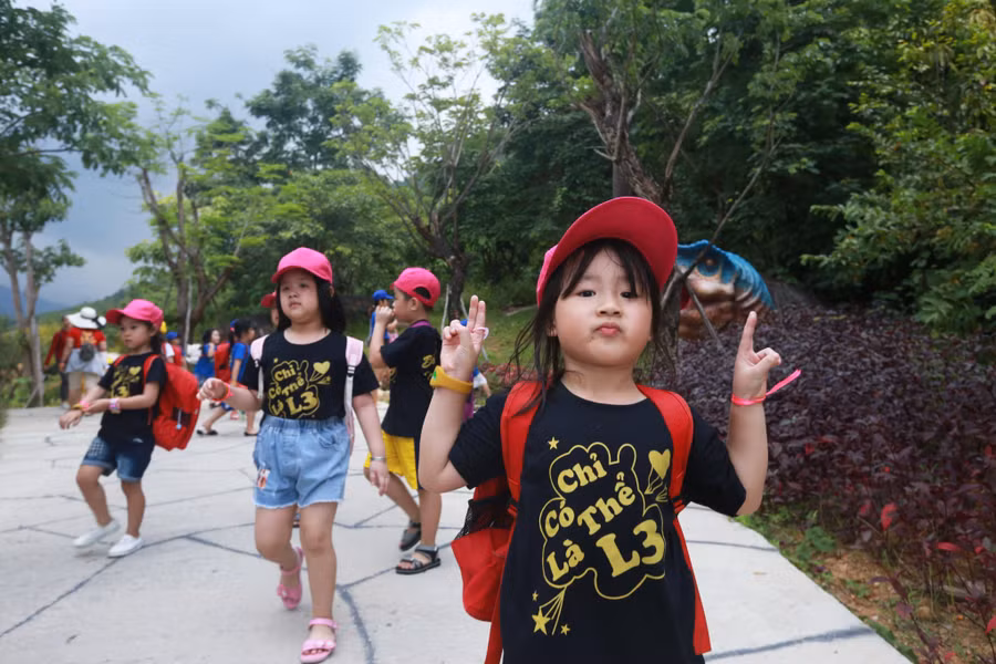 Các em học sinh Tiểu học tham quan trải nghiệm tại Công viên suối khoáng nóng Núi Thần Tài.