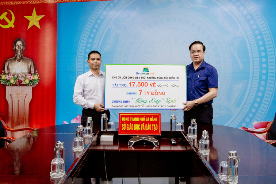 Ông Phạm Khắc Dương, Giám đốc DHC Suối Đôi trao bảng tài trợ cho ông Trần Nguyễn Minh Thành - Phó Giám đốc Sở GD&ĐT TP Đà Nẵng.